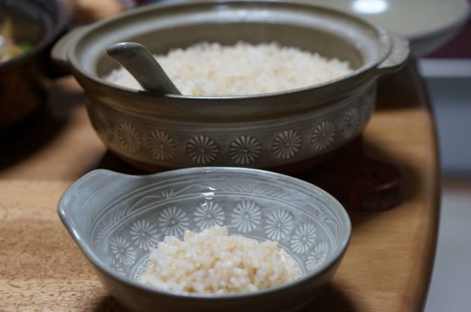 土鍋で炊いた玄米（自然農法の無農薬玄米を使用）